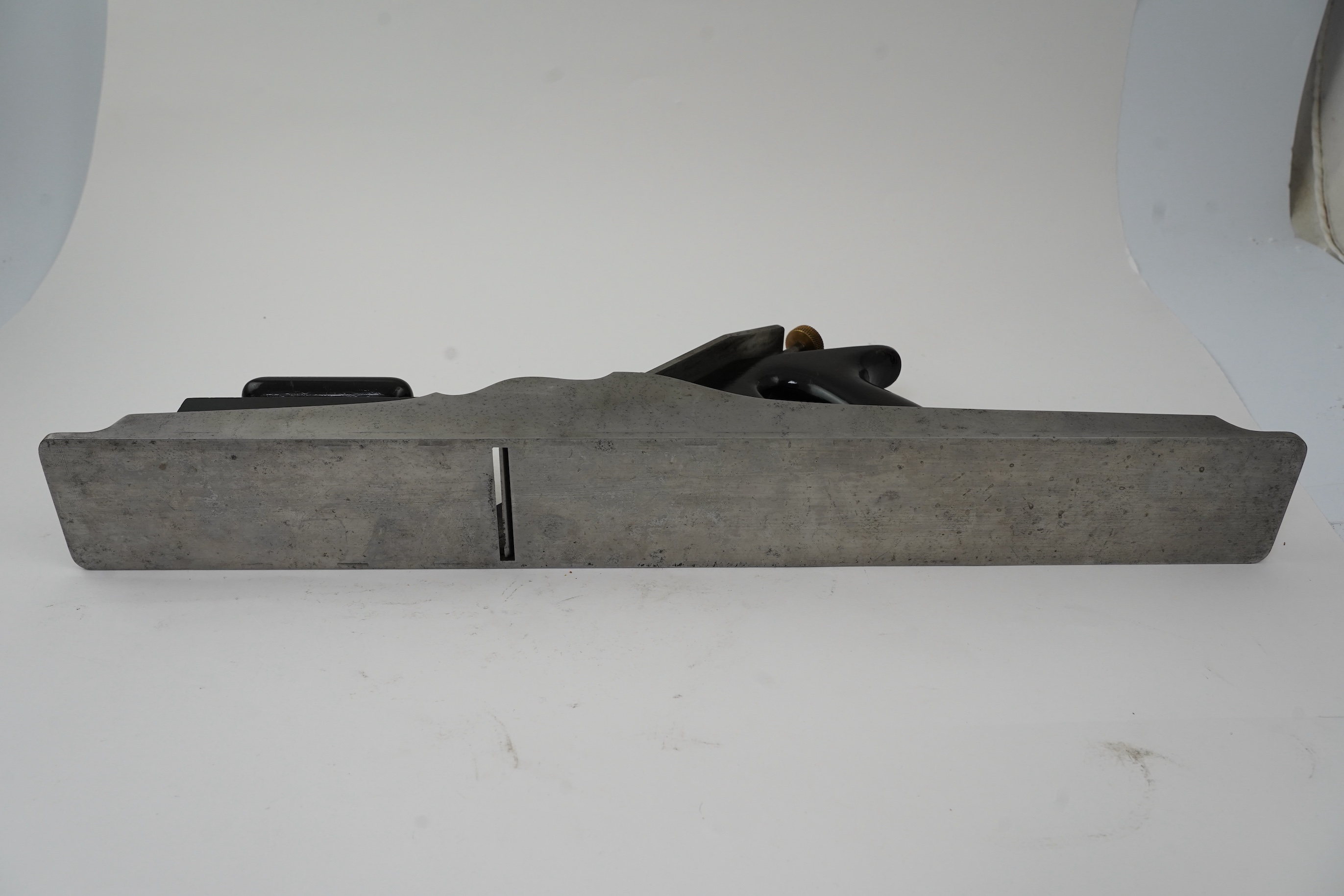 A Norris A1 adjustable 22 1/2” jointer plane with rosewood infill and handle, stamped with Norris, London to both the brass lever cap and the iron